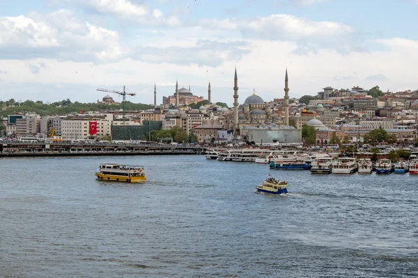 Goldenhorn, Haliç, İstanbul, Türkiye. 19 Mayıs 2022 İstanbul, Avrupa ve Asya kıtaları arasındaki rüya şehir. İstanbul manzarası Altın Boynuz metro köprüsünden.