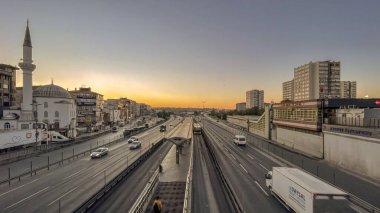 İstanbul, Türkiye. 20 Mayıs 2022 İstanbul 'un en önemli ulaşım hattı metrobüs. Sabahın erken saatlerinden görüntüler.