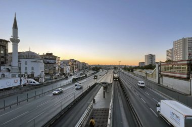 İstanbul, Türkiye. 20 Mayıs 2022 İstanbul 'un en önemli ulaşım hattı metrobüs. Sabahın erken saatlerinden görüntüler.