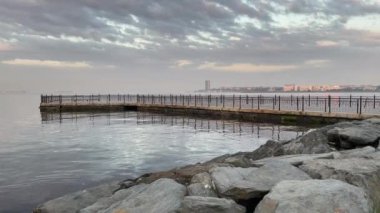 Atakoy, İstanbul, Türkiye. 23 Mayıs 2022. Sabahın erken saatlerinde yeşil doğası ve modern binalarıyla Atakoy Baruthane halk parkının manzarası ve Marmara deniz manzarası..