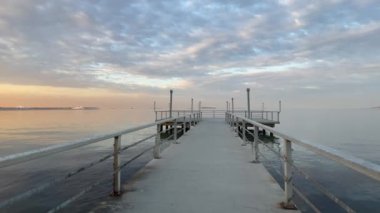 Atakoy, İstanbul, Türkiye. 23 Mayıs 2022. Sabahın erken saatlerinde yeşil doğası ve modern binalarıyla Atakoy Baruthane halk parkının manzarası ve Marmara deniz manzarası..