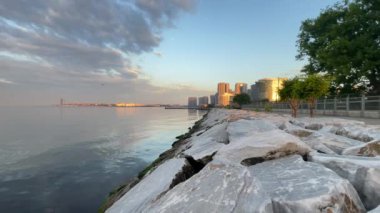 Atakoy, İstanbul, Türkiye. 23 Mayıs 2022. Sabahın erken saatlerinde yeşil doğası ve modern binalarıyla Atakoy Baruthane halk parkının manzarası ve Marmara deniz manzarası..
