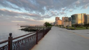Atakoy, İstanbul, Türkiye. 23 Mayıs 2022. Sabahın erken saatlerinde yeşil doğası ve modern binalarıyla Atakoy Baruthane halk parkının manzarası ve Marmara deniz manzarası..