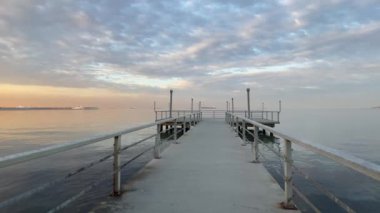 Atakoy, İstanbul, Türkiye. 23 Mayıs 2022. Sabahın erken saatlerinde yeşil doğası ve modern binalarıyla Atakoy Baruthane halk parkının manzarası ve Marmara deniz manzarası..