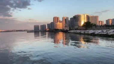 Atakoy, İstanbul, Türkiye. 23 Mayıs 2022. Sabahın erken saatlerinde yeşil doğası ve modern binalarıyla Atakoy Baruthane halk parkının manzarası ve Marmara deniz manzarası..