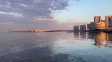 Atakoy, İstanbul, Türkiye. 23 Mayıs 2022. Sabahın erken saatlerinde yeşil doğası ve modern binalarıyla Atakoy Baruthane halk parkının manzarası ve Marmara deniz manzarası..