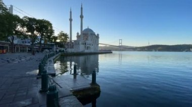 Ortakoy, istanbul, Türkiye. 24 Mayıs 2022 Ortakoy ve Boğaz manzaralı İstanbul 'da sabahın erken saatlerinde tarihi ve doğal güzellikleriyle.