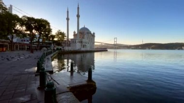 Ortakoy, istanbul, Türkiye. 24 Mayıs 2022 Ortakoy ve Boğaz manzaralı İstanbul 'da sabahın erken saatlerinde tarihi ve doğal güzellikleriyle.