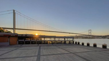 Ortakoy, istanbul, Türkiye. 24 Mayıs 2022 Ortakoy ve Boğaz manzaralı İstanbul 'da sabahın erken saatlerinde tarihi ve doğal güzellikleriyle.