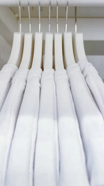Witte Sweatshirts Hangend Kast — Stockfoto