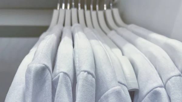 Camisolas Brancas Penduradas Armário — Fotografia de Stock