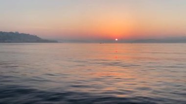 İstanbul, Türkiye. Haziran 01.2022. İstanbul 'da gün doğumu ve İstanbul manzaralı İstanbul Boğazı.