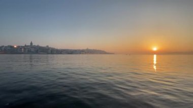 İstanbul, Türkiye. Haziran 01.2022. İstanbul 'da gün doğumu ve İstanbul manzaralı İstanbul Boğazı.