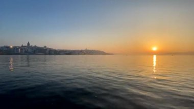 İstanbul, Türkiye. Haziran 01.2022. İstanbul 'da gün doğumu ve İstanbul manzaralı İstanbul Boğazı.