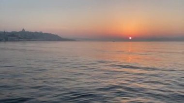 İstanbul, Türkiye. Haziran 01.2022. İstanbul 'da gün doğumu ve İstanbul manzaralı İstanbul Boğazı.