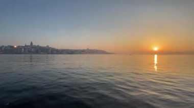İstanbul, Türkiye. Haziran 01.2022. İstanbul 'da gün doğumu ve İstanbul manzaralı İstanbul Boğazı.