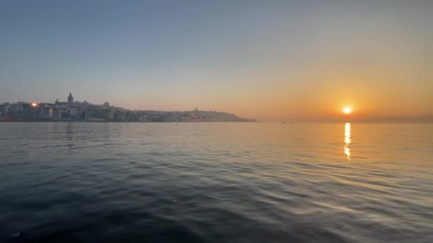 トルコのイスタンブール2022年6月1日 イスタンブールの日の出と早朝のボスポラスとイスタンブールの景色 — ストック動画