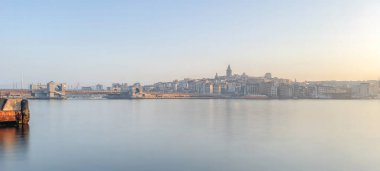 İstanbul, Türkiye. Haziran 01.2022. İstanbul 'da gün doğumu ve İstanbul manzaralı İstanbul Boğazı.