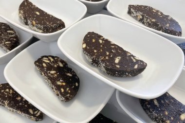 Tabaklarda çikolatalı salam yemeye hazır.