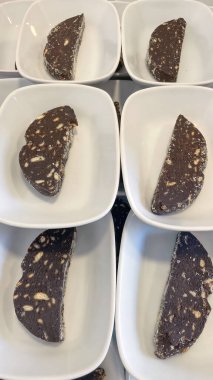 Tabaklarda çikolatalı salam yemeye hazır.