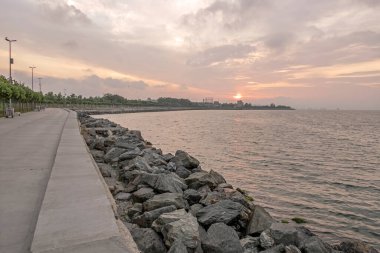 İstanbul, Türkiye. 2 Haziran 2022. İstanbul 'un Avrupa yakasındaki Marmara Denizi kıyısı ve sabahın erken saatlerinde gün doğumu.