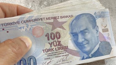 İstanbul, Türkiye. 2 Haziran 2022. Maliye ve ekonomi için 100 Türk lira banknotunu kapat.