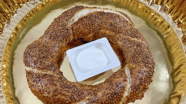 Close Klaar Eten Turkse Bagel Simit Kaas Als Ontbijt — Stockfoto