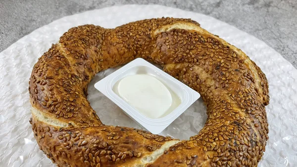 Bezárás Kész Enni Török Bagel Simit Sajt Reggelire — Stock Fotó