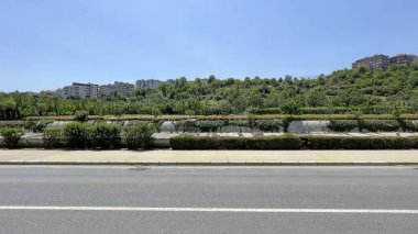 Alibeykoy, İstanbul, Türkiye. Haziran ve yaz aylarında bitkiler, ağaçlar ve çiçeklerle birlikte 5 Haziran 2022 