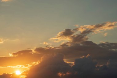 Sabah erkenden gökyüzü ve dramatik bulutlar.