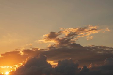 Sabah erkenden gökyüzü ve dramatik bulutlar.