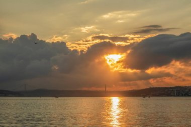 İstanbul, Türkiye. 7 Haziran 2022. İstanbul, Avrupa ve Asya kıtaları arasındaki rüya şehridir. İstanbul manzarası gezginler ve turistler için gün doğumunda ve Haziran sabahının erken saatlerinde.