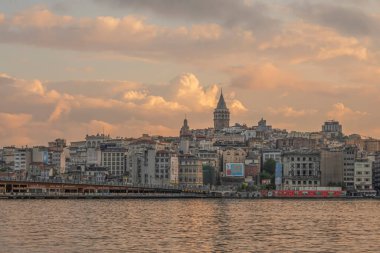 İstanbul, Türkiye. 7 Haziran 2022. İstanbul, Avrupa ve Asya kıtaları arasındaki rüya şehridir. İstanbul manzarası gezginler ve turistler için gün doğumunda ve Haziran sabahının erken saatlerinde.