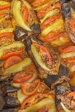 Geleneksel Türk patlıcan yemeği yemeye hazır Karniyarik.