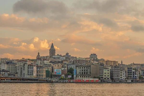 トルコのイスタンブール2022年6月7日 イスタンブールはヨーロッパ大陸とアジアの間の夢の都市です 6月の日の出と早朝のイスタンブールの景色旅行者や観光客 — ストック写真