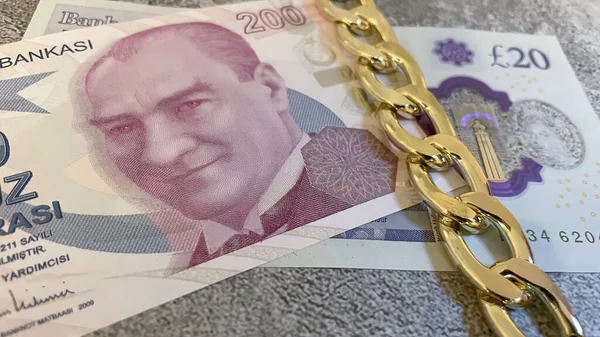 土耳其 伊斯坦布尔 2022年6月8日 世界货币和金融市场 灰色背景下的特写货币纸币和金链 — 图库照片