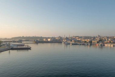 Altın Boynuz, İstanbul, İstanbul, Avrupa ve Asya kıtaları arasındaki rüya şehir. Sabahın erken saatlerinde Haliç metro köprüsünün turistik İstanbul manzarası.