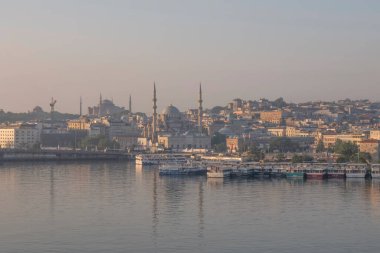 Altın Boynuz, İstanbul, İstanbul, Avrupa ve Asya kıtaları arasındaki rüya şehir. Sabahın erken saatlerinde Haliç metro köprüsünün turistik İstanbul manzarası.