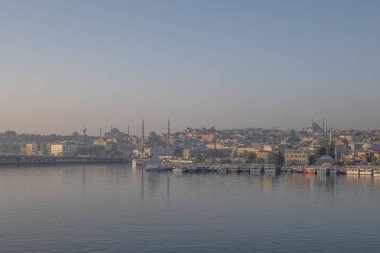 Altın Boynuz, İstanbul, İstanbul, Avrupa ve Asya kıtaları arasındaki rüya şehir. Sabahın erken saatlerinde Haliç metro köprüsünün turistik İstanbul manzarası.