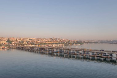 Altın Boynuz, İstanbul, İstanbul, Avrupa ve Asya kıtaları arasındaki rüya şehir. Sabahın erken saatlerinde Haliç metro köprüsünün turistik İstanbul manzarası.