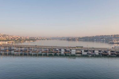 Altın Boynuz, İstanbul, İstanbul, Avrupa ve Asya kıtaları arasındaki rüya şehir. Sabahın erken saatlerinde Haliç metro köprüsünün turistik İstanbul manzarası.