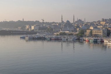 Altın Boynuz, İstanbul, İstanbul, Avrupa ve Asya kıtaları arasındaki rüya şehir. Sabahın erken saatlerinde Haliç metro köprüsünün turistik İstanbul manzarası.