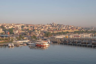 Altın Boynuz, İstanbul, İstanbul, Avrupa ve Asya kıtaları arasındaki rüya şehir. Sabahın erken saatlerinde Haliç metro köprüsünün turistik İstanbul manzarası.