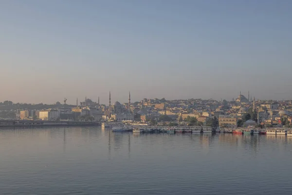 黄金の角 イスタンブール トルコ イスタンブール ヨーロッパとアジアの大陸間の夢の都市 早朝のハルク地下鉄橋からのイスタンブールの観光ビュー — ストック写真