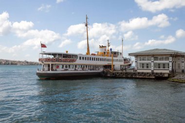 Beşiktaş, İstanbul, Türkiye. 18 Haziran 2022. İstanbul ve Haziran aylarındaki Beşiktaş kıyılarından feribot ve Boğaz manzaralı şehir hatları..