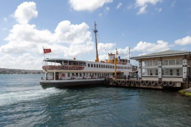 Beşiktaş, İstanbul, Türkiye. 18 Haziran 2022. İstanbul ve Haziran aylarındaki Beşiktaş kıyılarından feribot ve Boğaz manzaralı şehir hatları..