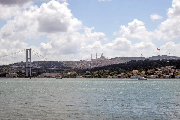 ベシクタス イスタンブール トルコ6月18 2022 イスタンブールと6月のベシクタス海岸線からの都市線フェリーとボスポラスビュー — ストック写真