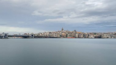 Eminonu, istanbul, Türkiye. 21 Haziran 2022 İstanbul ve Karaköy manzaralı bulutlu hava ve Eminonu kıyı şeridinden sabah erken saatlerde