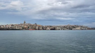 Eminonu, istanbul, Türkiye. 21 Haziran 2022 İstanbul ve Karaköy manzaralı bulutlu hava ve Eminonu kıyı şeridinden sabah erken saatlerde