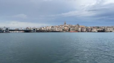 Eminonu, istanbul, Türkiye. 21 Haziran 2022 İstanbul ve Karaköy manzaralı bulutlu hava ve Eminonu kıyı şeridinden sabah erken saatlerde